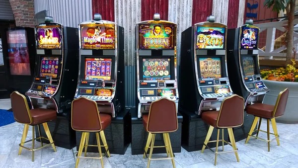 Antarmuka aplikasi cermin303 di layar Android dengan opsi deposit, taruhan Liga 1, dan live-dealer